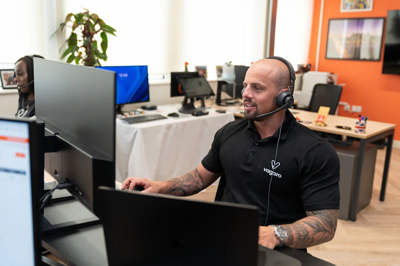 Оператор колл-центра в гарнитуре